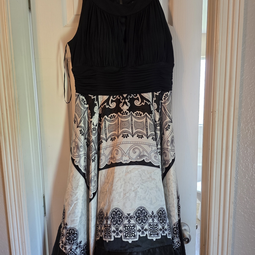 Signature by Sangria Black and White Midi Dress